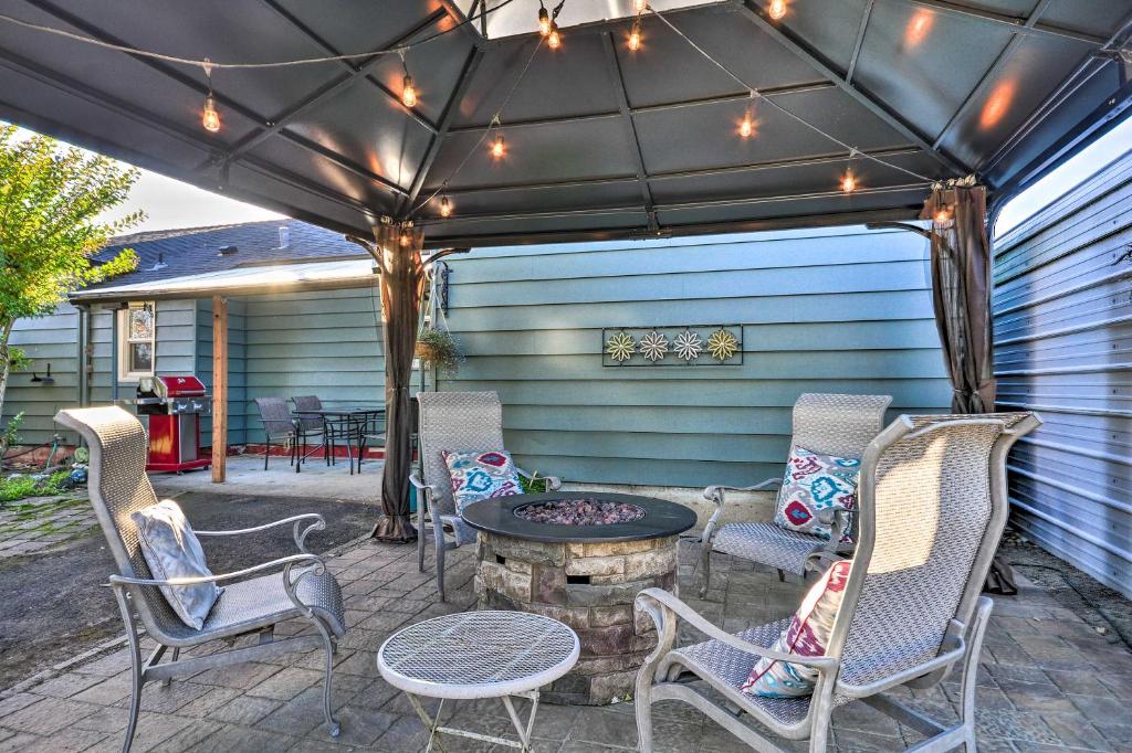 Lovely Sherwood Retreat with Yard, Walk to Old Town!