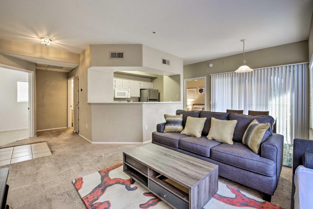 Condo with Pool Access, 5 Mi to Tempe Diablo Stadium, Tempe