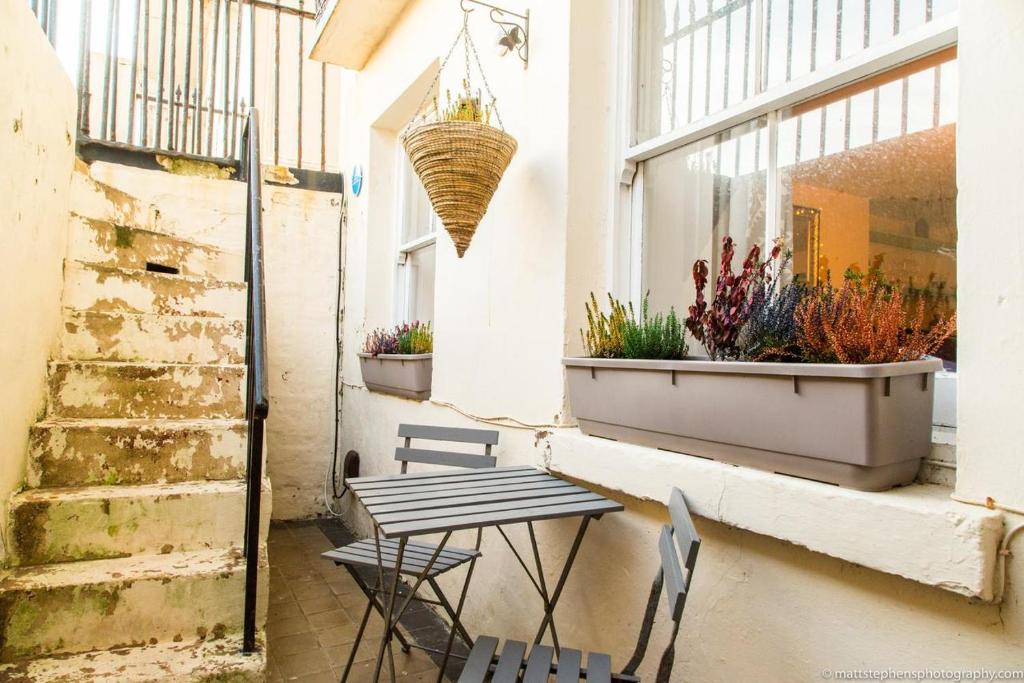 Seafront Apartment with Garden, Brighton photo 5