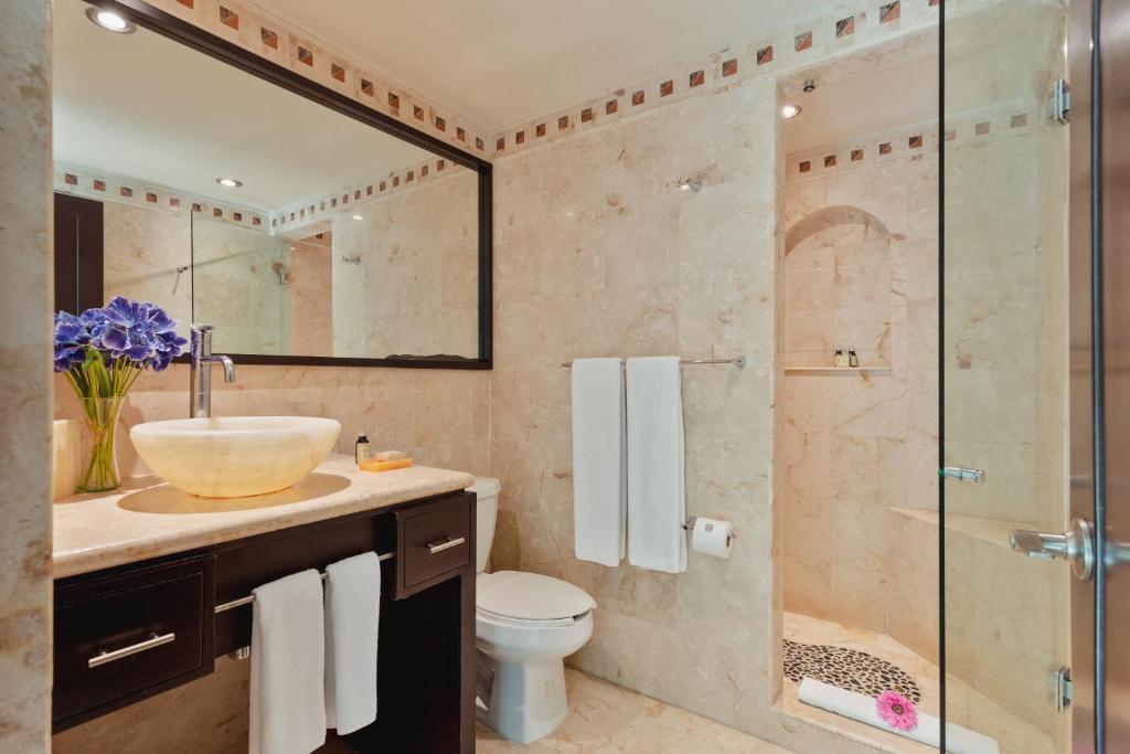 El Taj Oceanfront and Beachside Condo Hotel - 5
