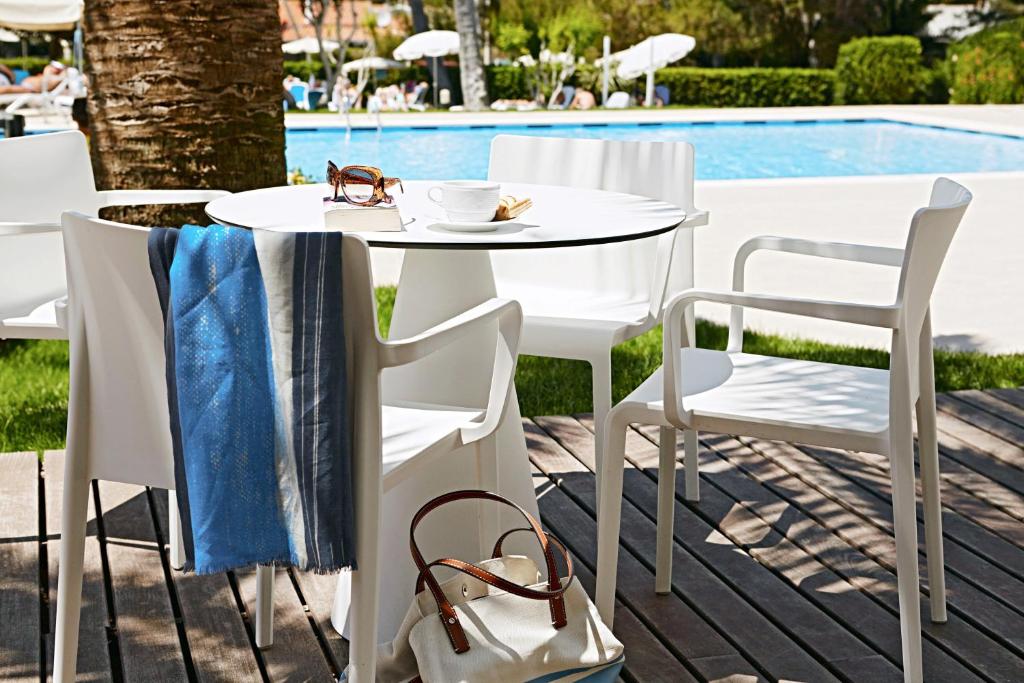 Globales Cala Blanca — Swimming pool in Cala Blanca, Balearic Islands
