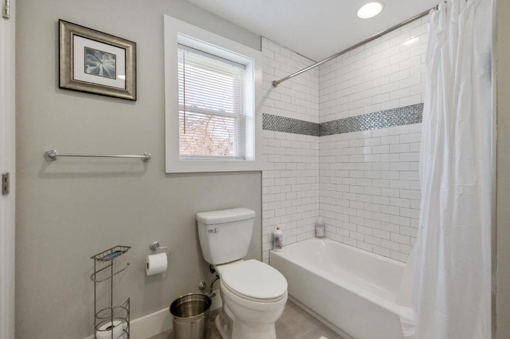 Luxury Rooms near Temple U, Drexel, UPenn, and the MET photo