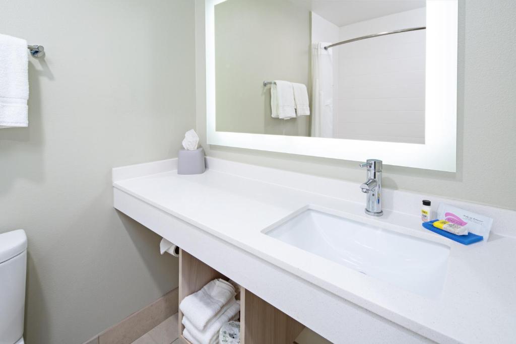 Holiday Inn Express Hotel & Suites Watsonville photo