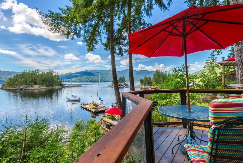 Balcony/terrace, Tranquility Bay Waterfront Inn in Tuwanek (BC)