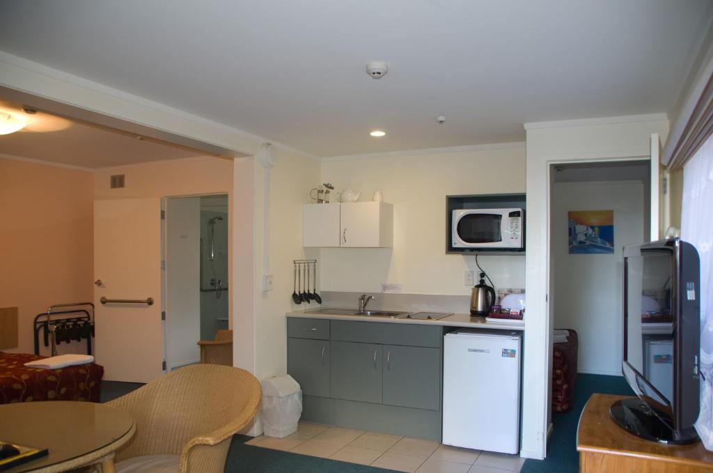 Kitchen, Bay Sands Seafront Studios in Bay of Islands
