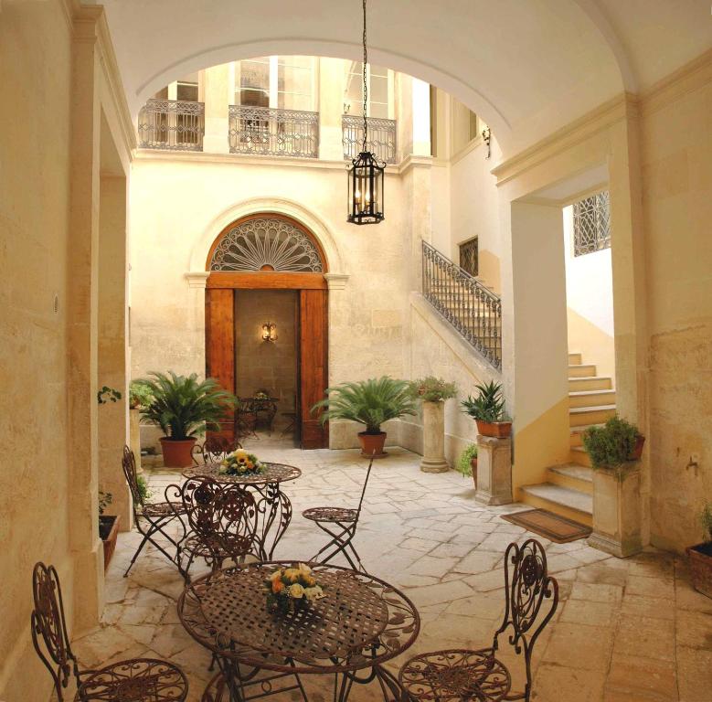 Basilica Di Santa Croce in Lecce — detailed information with photos of Hotels