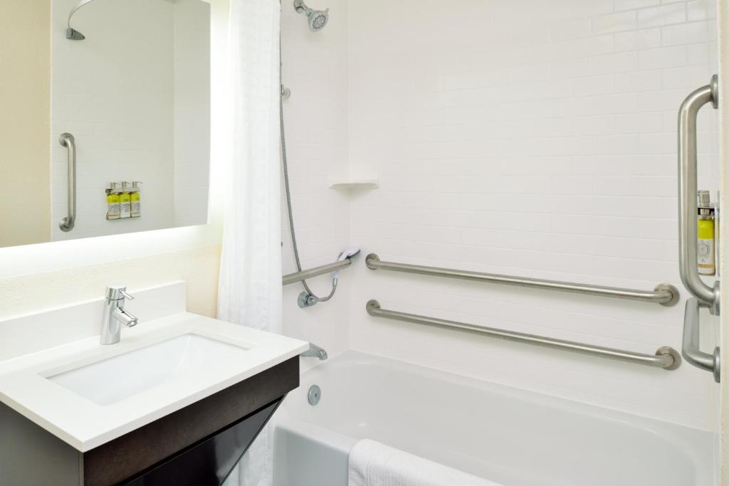 Candlewood Suites Winchester photo