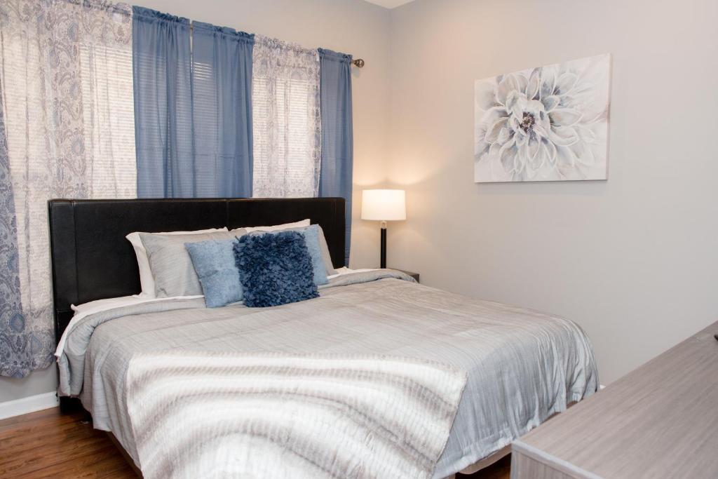 Amazing Stay at Exquisite 2BR apartment with Self Check-in, Near Downtown — Hotel in Chicago (IL)