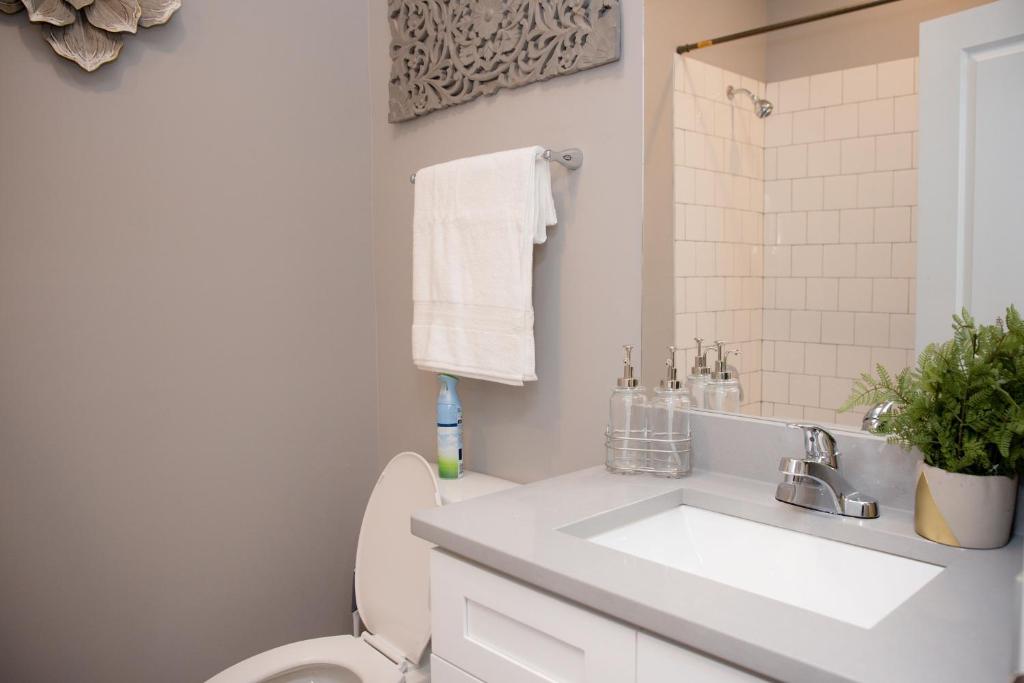 Amazing Stay at Exquisite 2BR apartment with Self Check-in, Near Downtown photo
