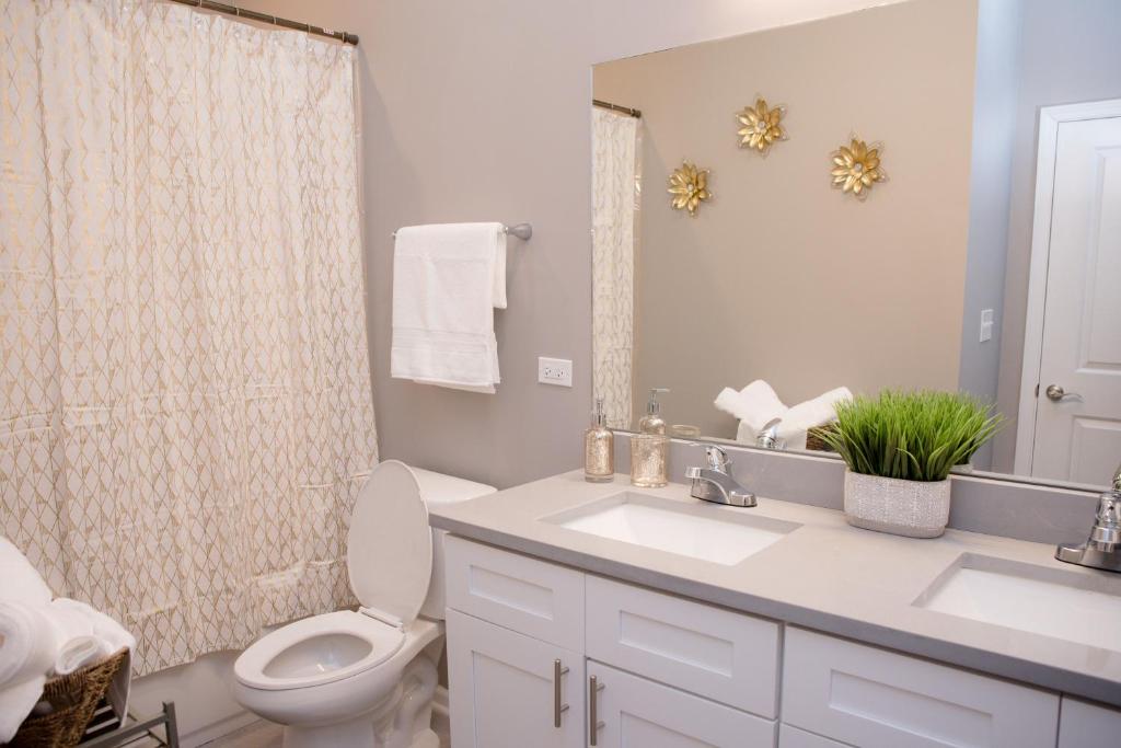 Amazing Stay at Exquisite 2BR apartment with Self Check-in, Near Downtown photo