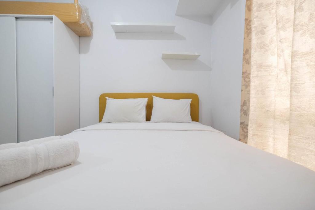 Minimalist Studio at Azalea Suites Cikarang Apartment By Travelio, Cikarang