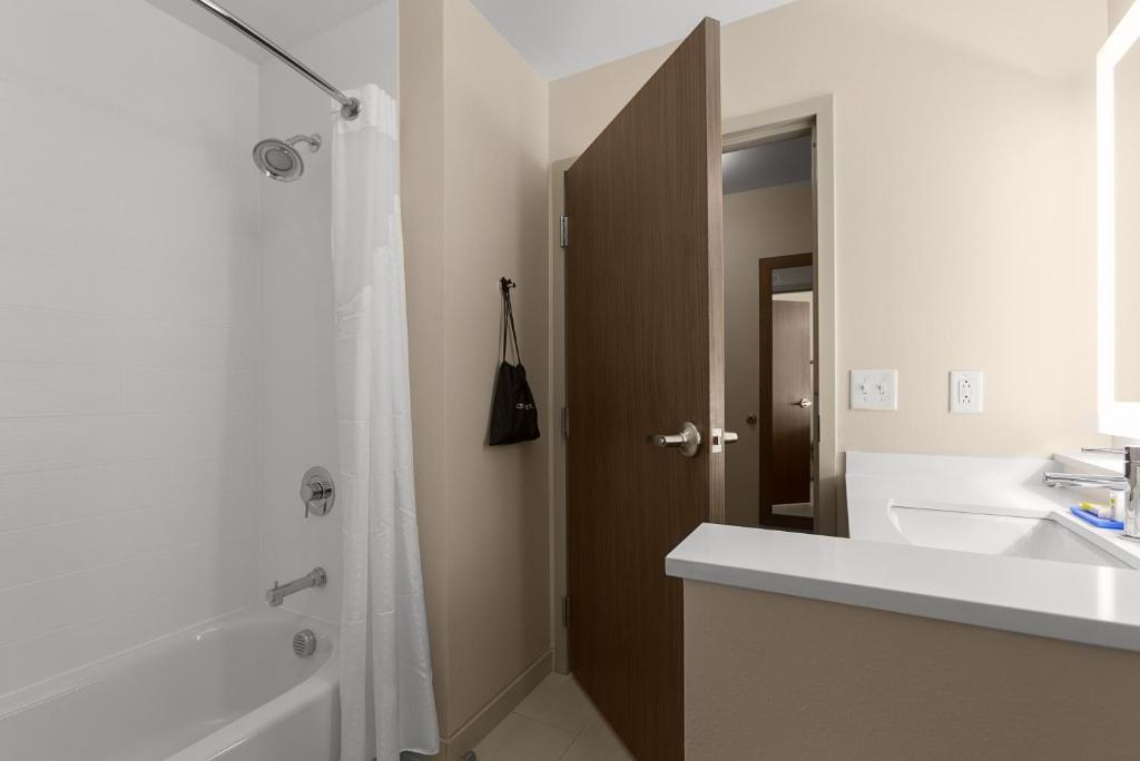 Holiday Inn Express And Suites Fayetteville South photo