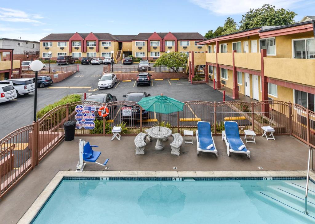 Hollywood Inn Express South photo