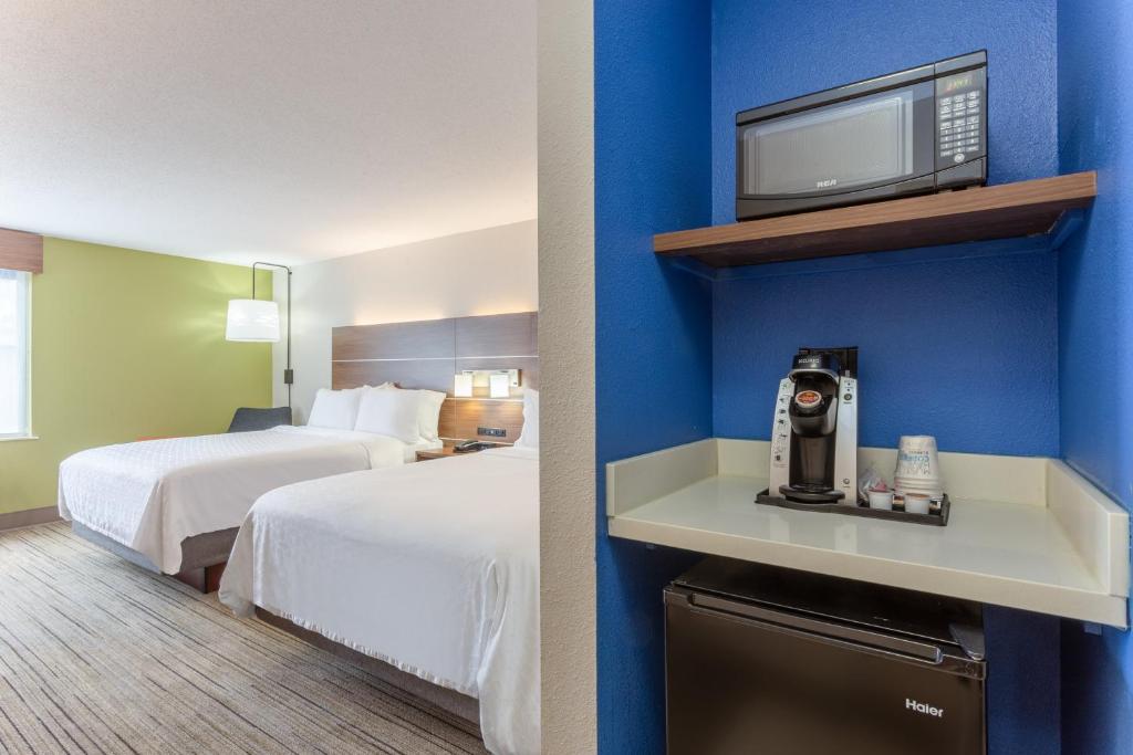 Holiday Inn Express Scottsburg Photo 25