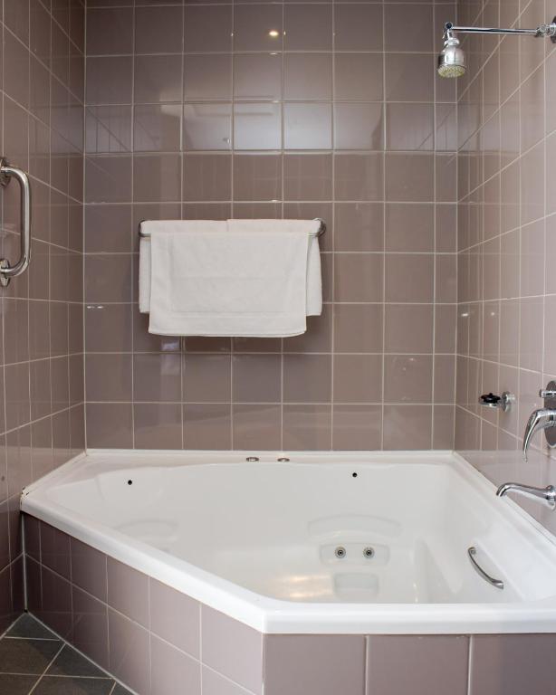 Highlander Hotel Bar Kitchen Rooftop