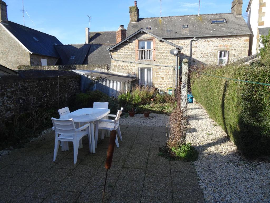 Charming French cottage-gite in the heart of quiet Gorron, Gorron