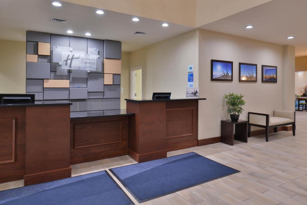 Holiday Inn Express & Suites Dearborn SW - Detroit Area photo