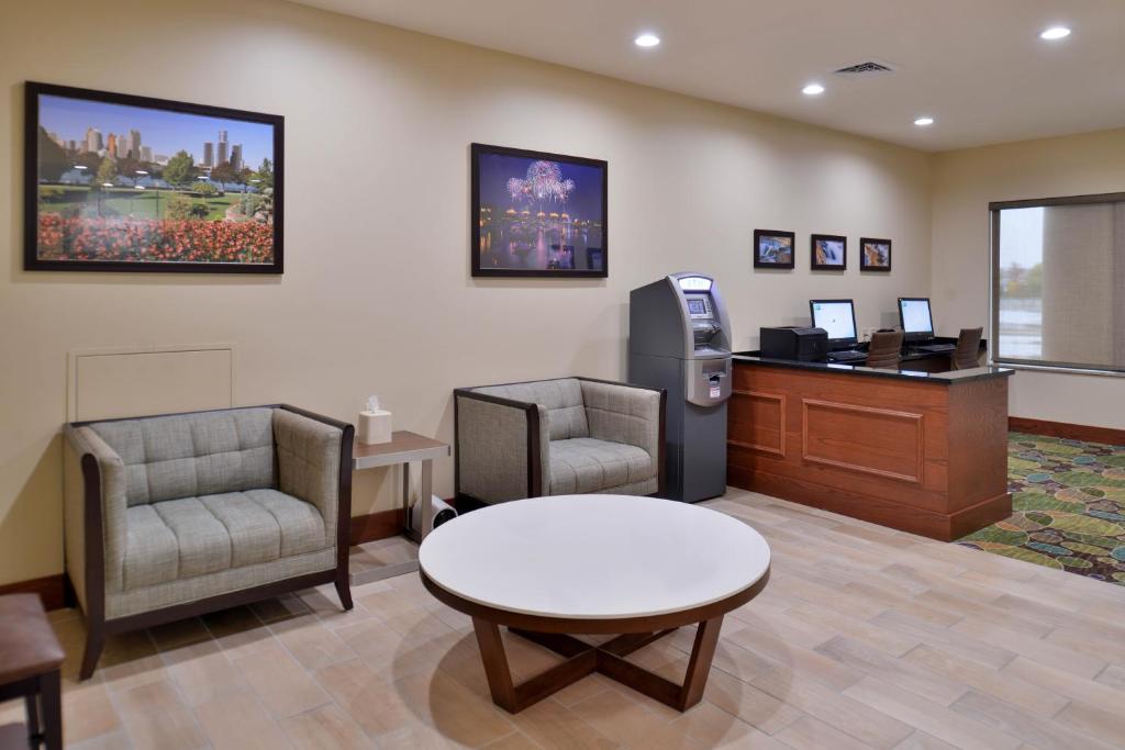 Holiday Inn Express & Suites Dearborn SW - Detroit Area photo
