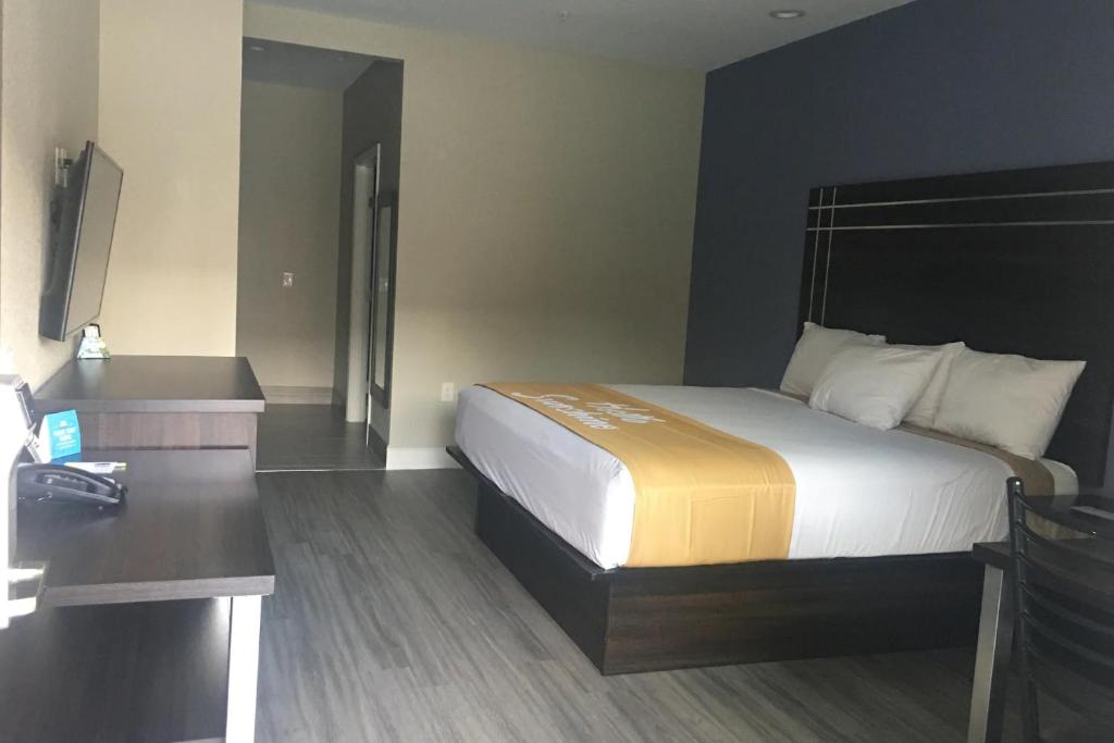Days Inn & Suites by Wyndham La Porte photo