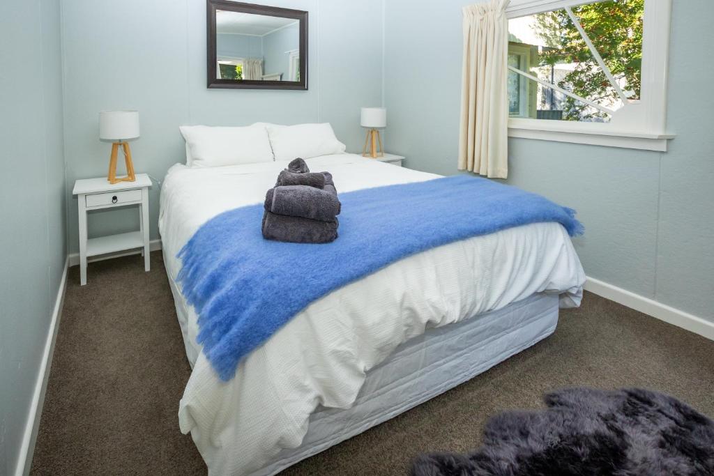 Hop, Skip and Jump to the Lake - Te Anau Holiday House photo
