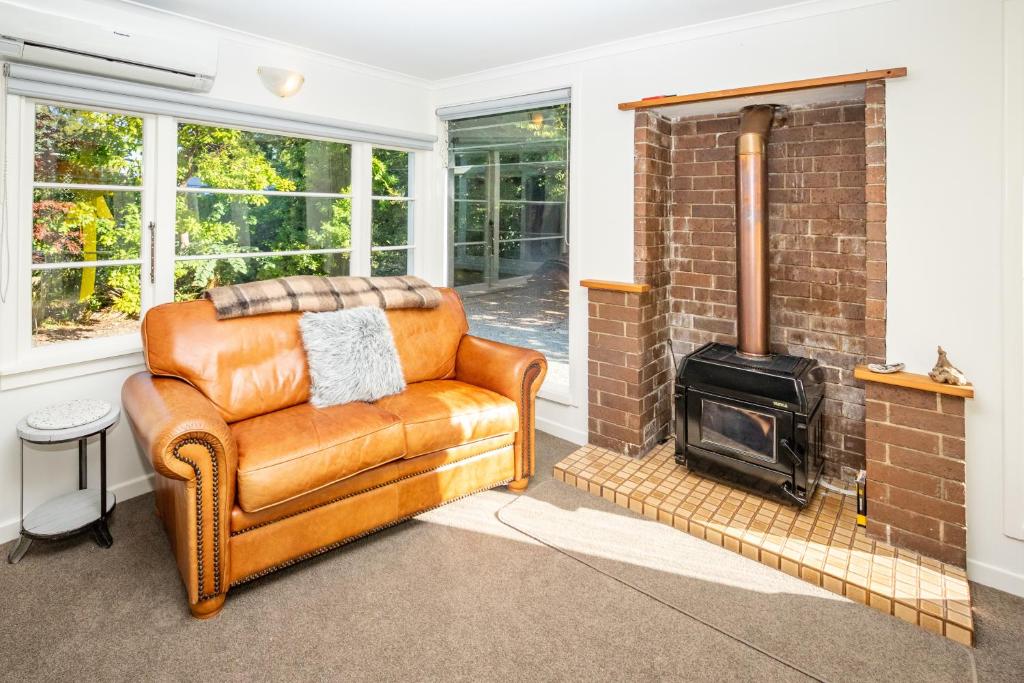 Hop, Skip and Jump to the Lake - Te Anau Holiday House photo