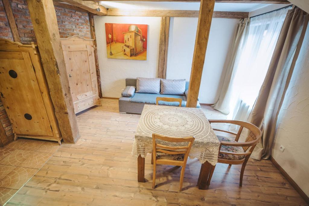 Pod Złotym Kasztanem, Dušníky