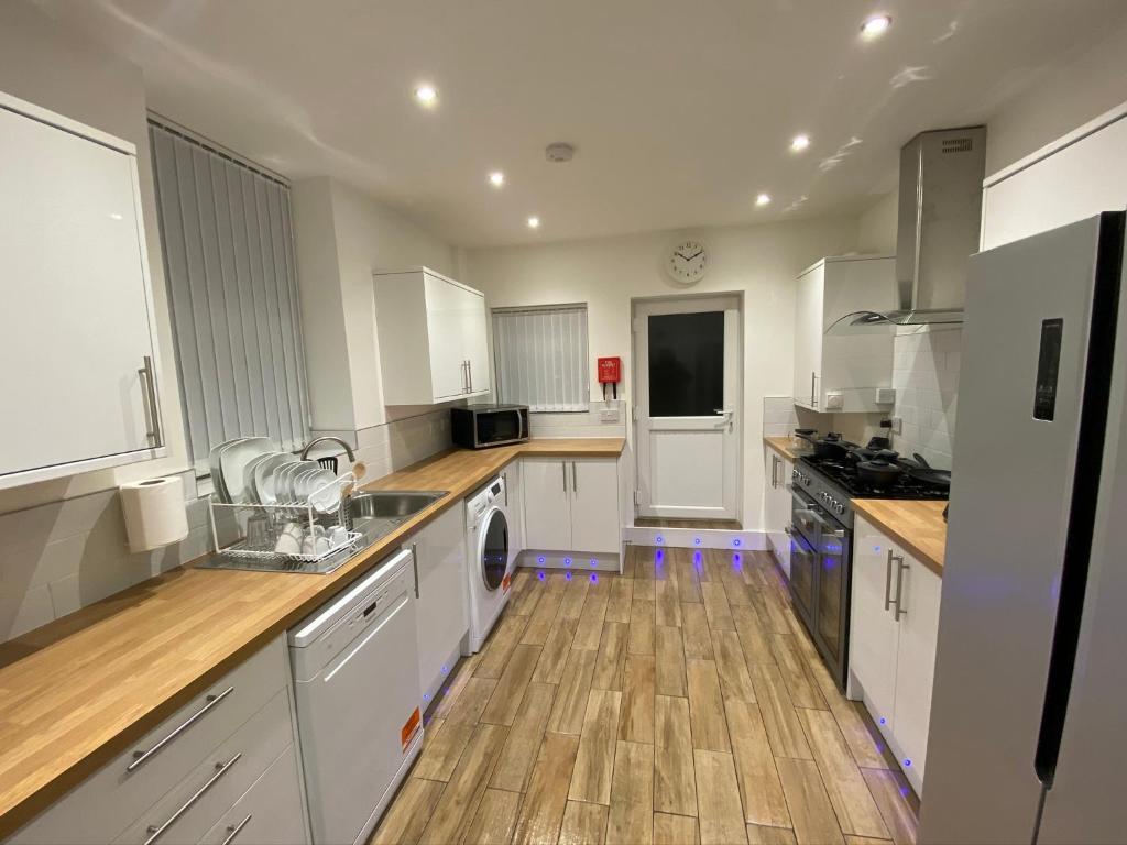 Heaton Park Road Professional Lets 전경