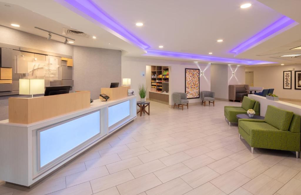 Holiday Inn Express & Suites Bradley Airport photo