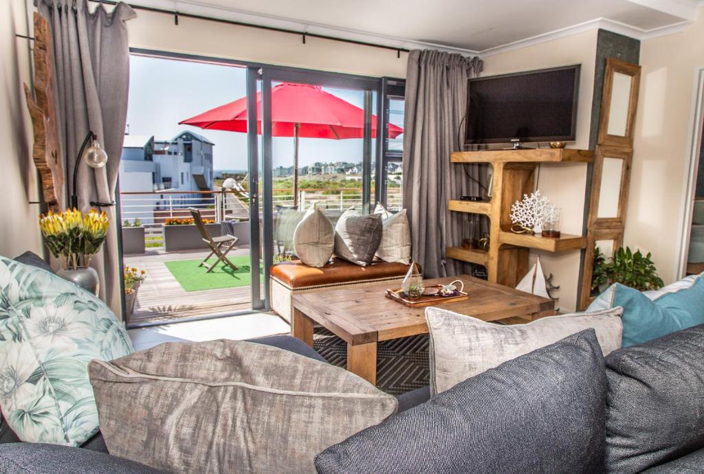 Modern Beachfront with swimming pool- 27 Azure, Blouberg, Cape Town, Bloubergstrand