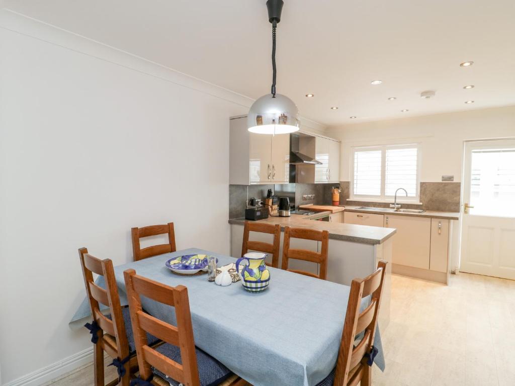 14 Lyme Mews, Seaton photo 3