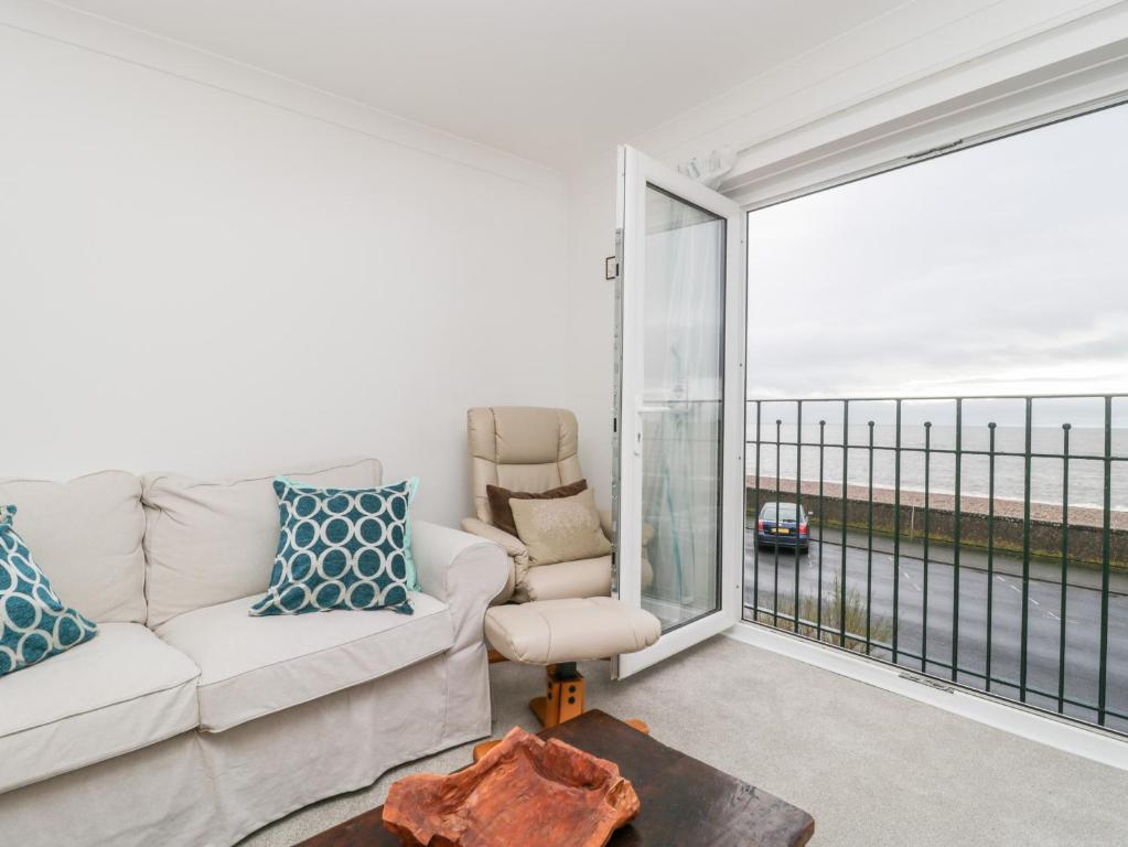 14 Lyme Mews, Seaton photo 4