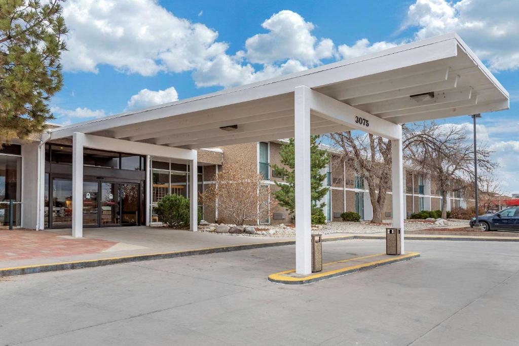 クオリティ イン アンド スイーツ キャノン シティ (Quality Inn & Suites Canon City) 外観