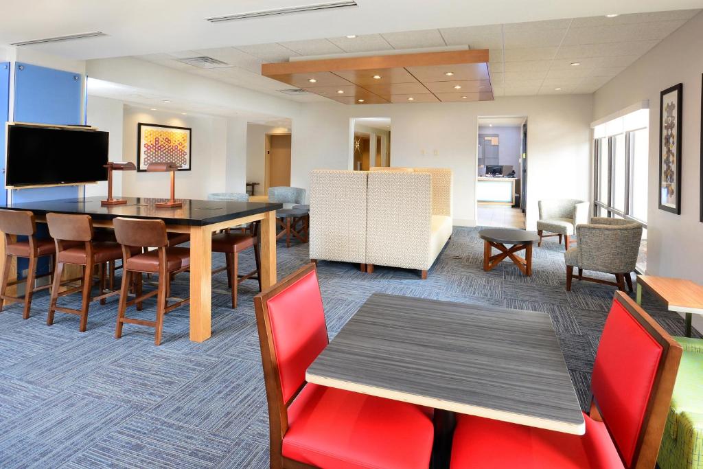 Exterior view, Holiday Inn Express Hotel & Suites Research Triangle Park By IHG in Durham (NC)