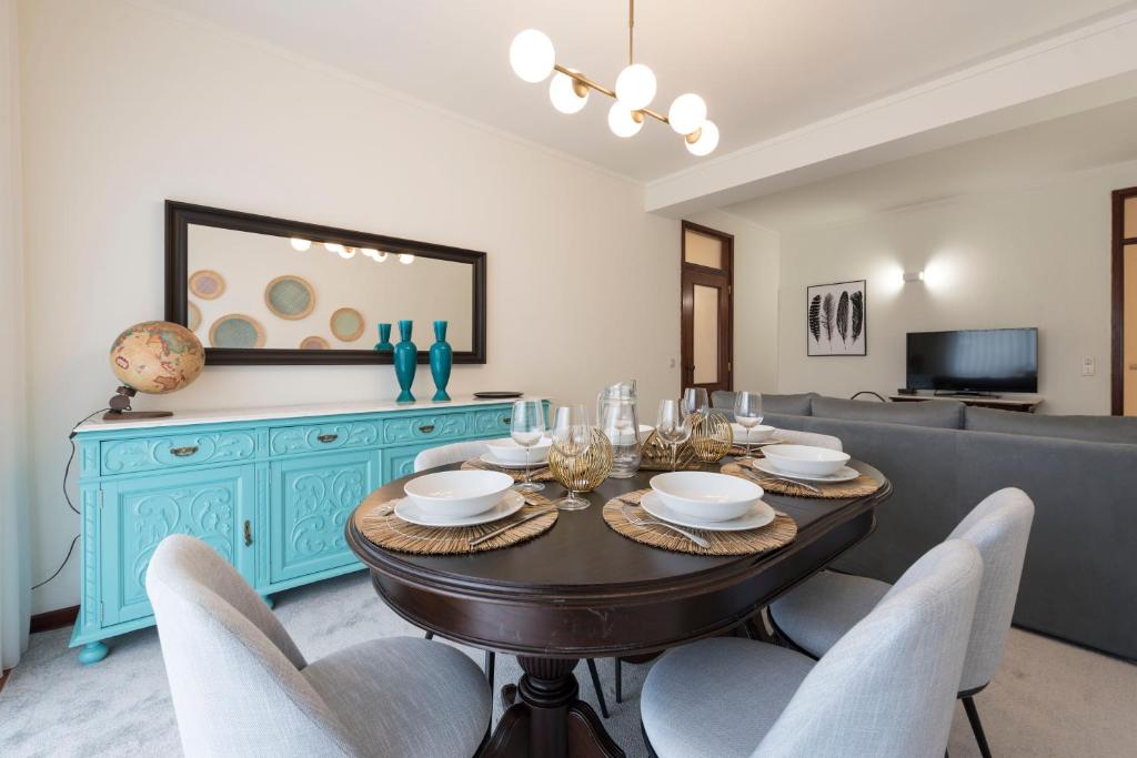 LovelyStay - Newly Decorated 2BR Flat with Free Parking 전경