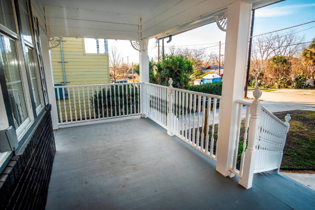 Downtown View Cozy 2BR1BA Home Sleeps 8 photo