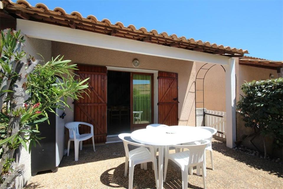 Jolie villa d'angle, séjour climatisé, 4 couchages, terrasse parking dans résidence sécurisée avec piscine commune 400m de la mer LRJP11 - 2