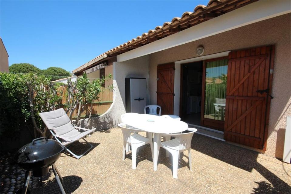 Jolie villa d'angle, séjour climatisé, 4 couchages, terrasse parking dans résidence sécurisée avec piscine commune 400m de la mer LRJP11 - 1