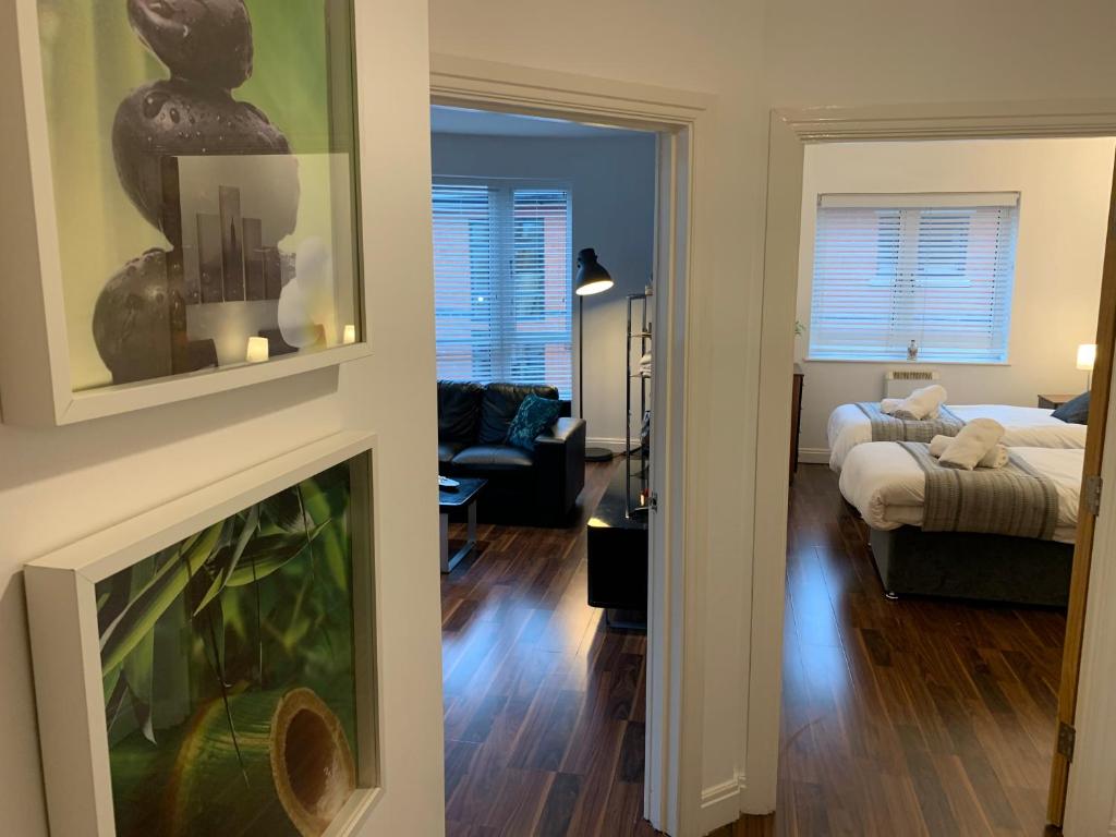 Zen Quality Beautiful 2 Bedroom Apartment 4 single beds with Free Parking and Wifi close to Alexande photo