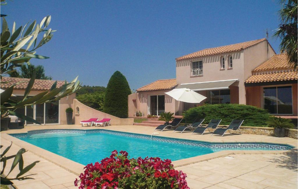 Amazing home in Creissan with 3 Bedrooms, WiFi and Outdoor swimming pool