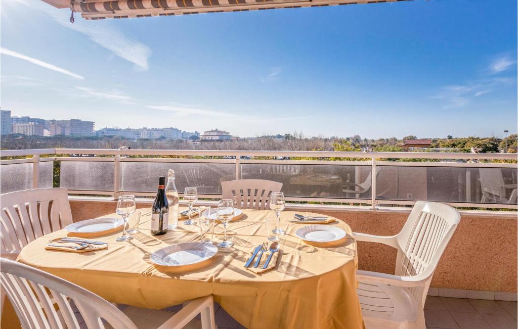 Awesome Apartment In Blanes 전경