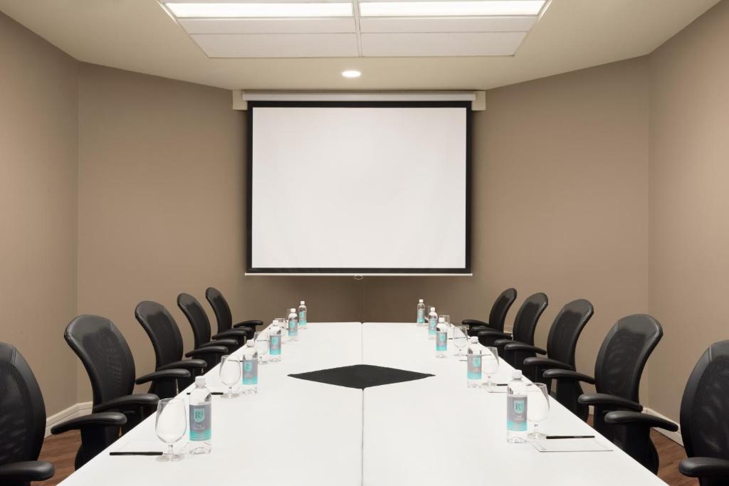 The Executive Royal Hotel Edmonton Airport Photo 6