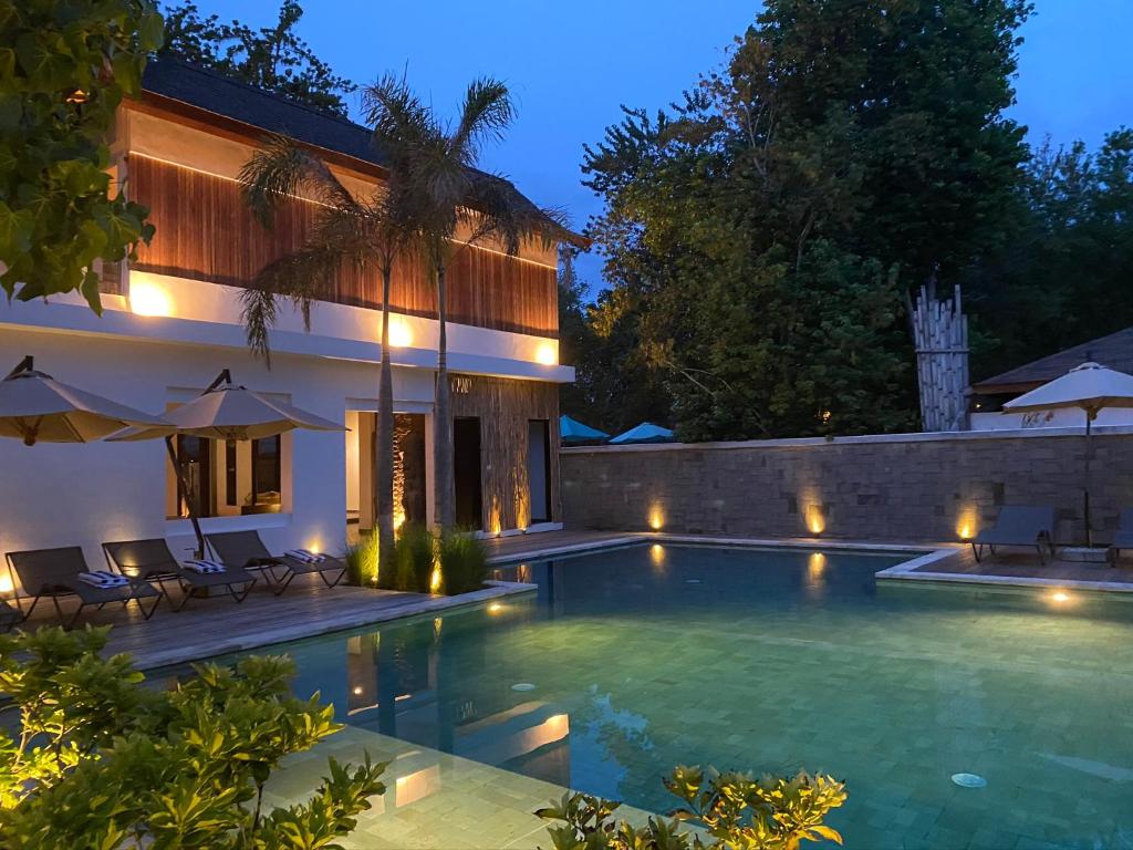 Swimming pool