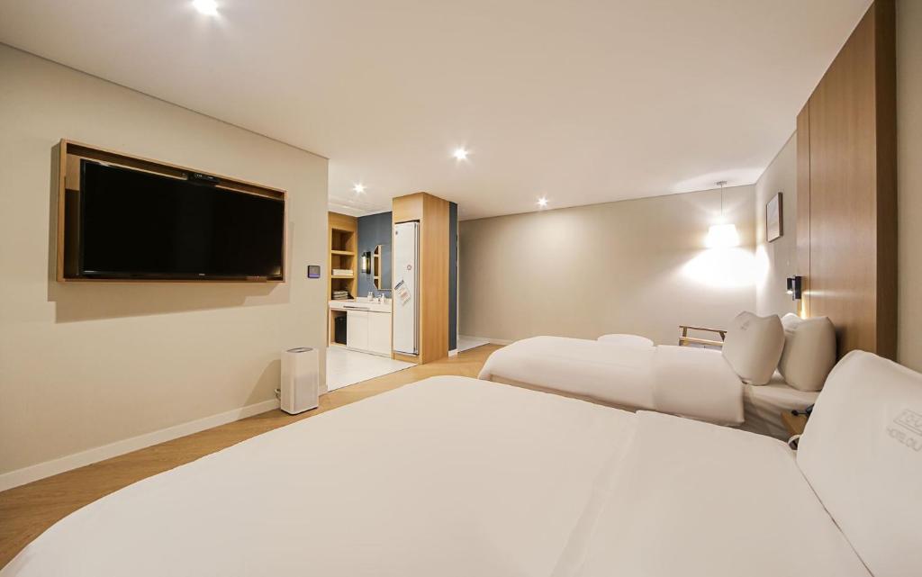 Shared lounge/TV area