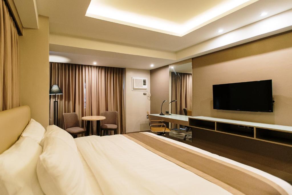 Shared lounge/TV area