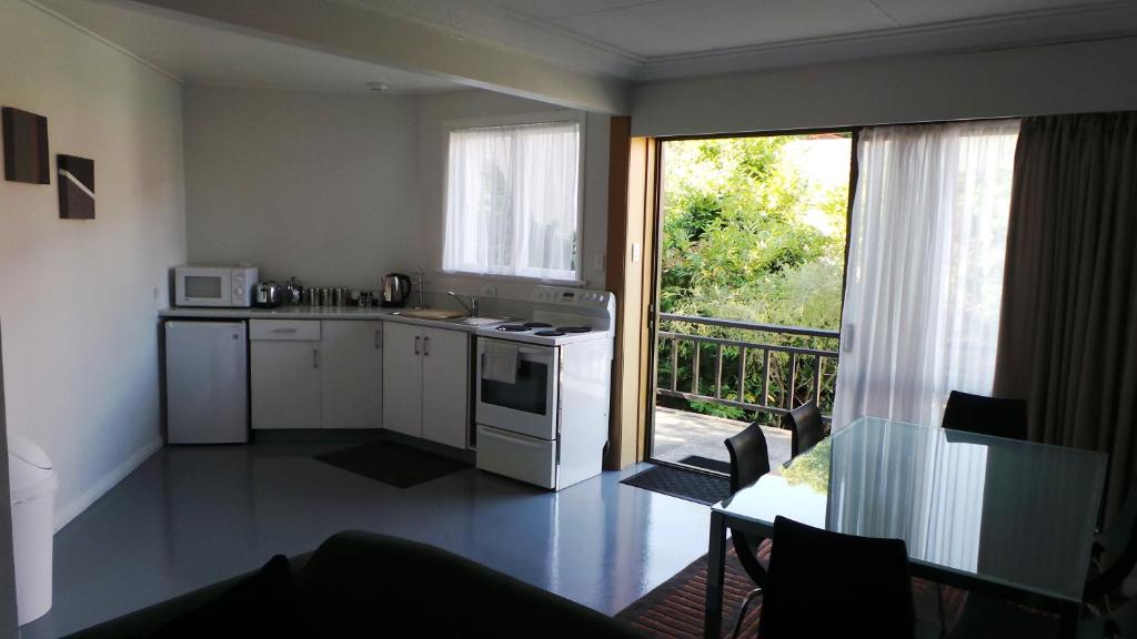 Kitchen, Owens Motel in Dunedin