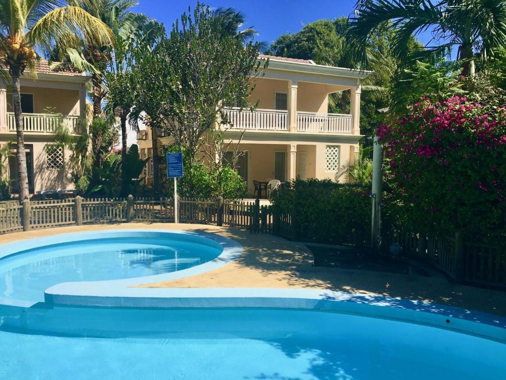 Le Palmier - 4 bedrooms BeachFront villa - Gated Complex, Flic-en-Flac