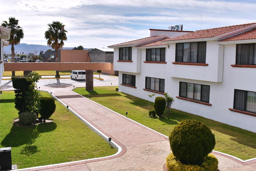 La Posada Hotel y Suites photo