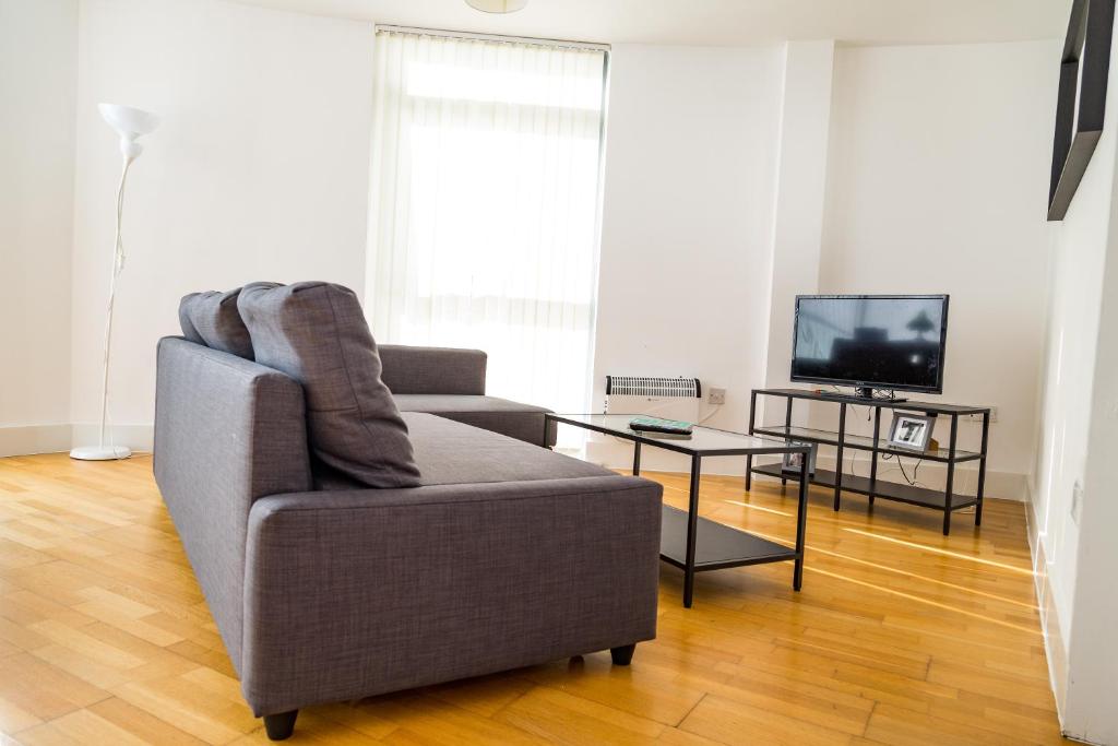 Serviced Apartment In Liverpool City Centre - Free Parking - Balcony - by Happy Days — Hotel in Liverpool