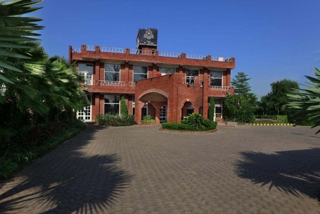 Royale Resorts — Hotel in Wadgaon