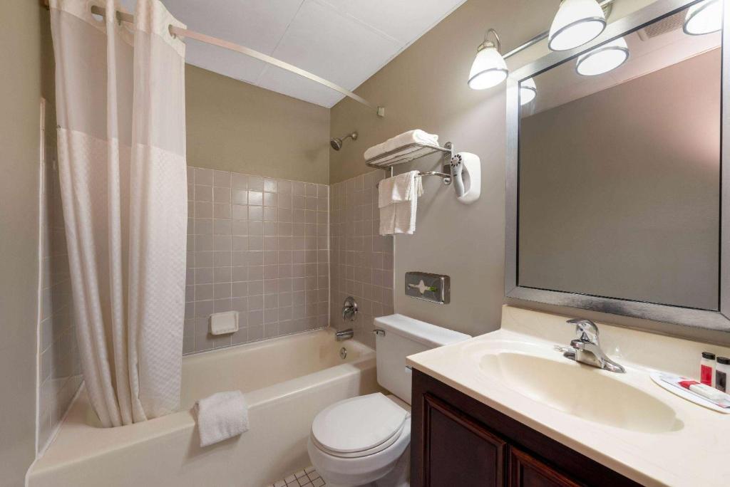 Super 8 By Wyndham Cleveland photo